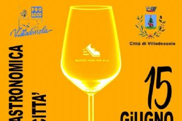 Calice con scarpa a rappresentare la camminata eno-gastronomica per le vie della città