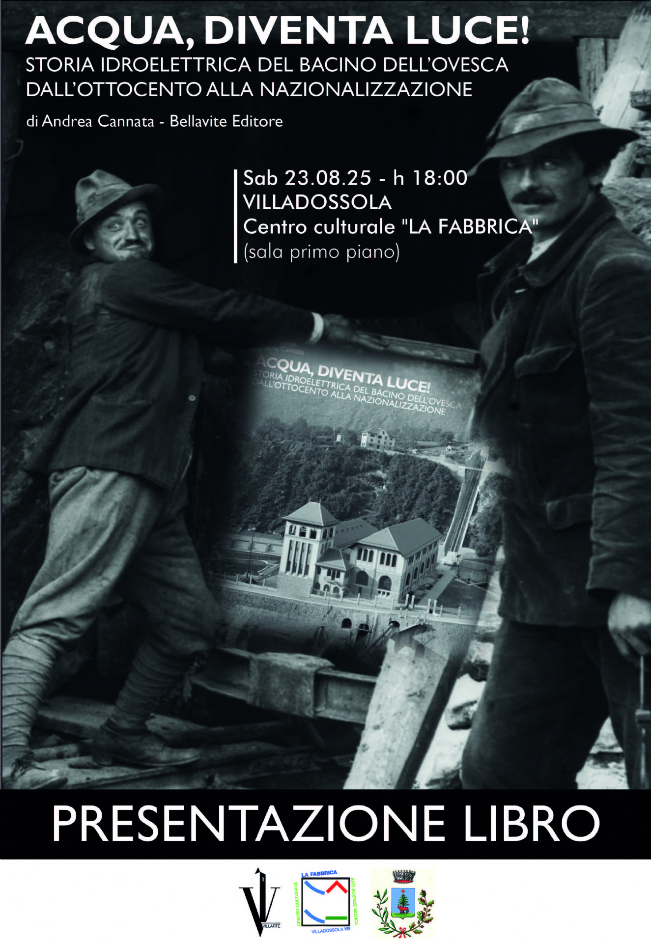 due uomini mostrano il libro in presentazione