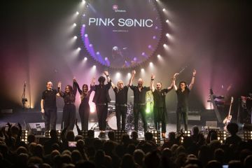 due martelli incrociati su sfondo bianco e rosso