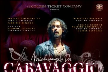 attore che interpreta caravaggio e immagine di scena con coro