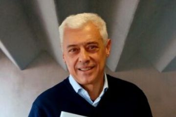 Uomo che tiene in mano un libro