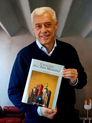 Uomo che tiene in mano un libro