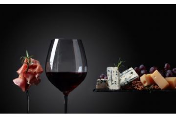 cibo e calice di vino