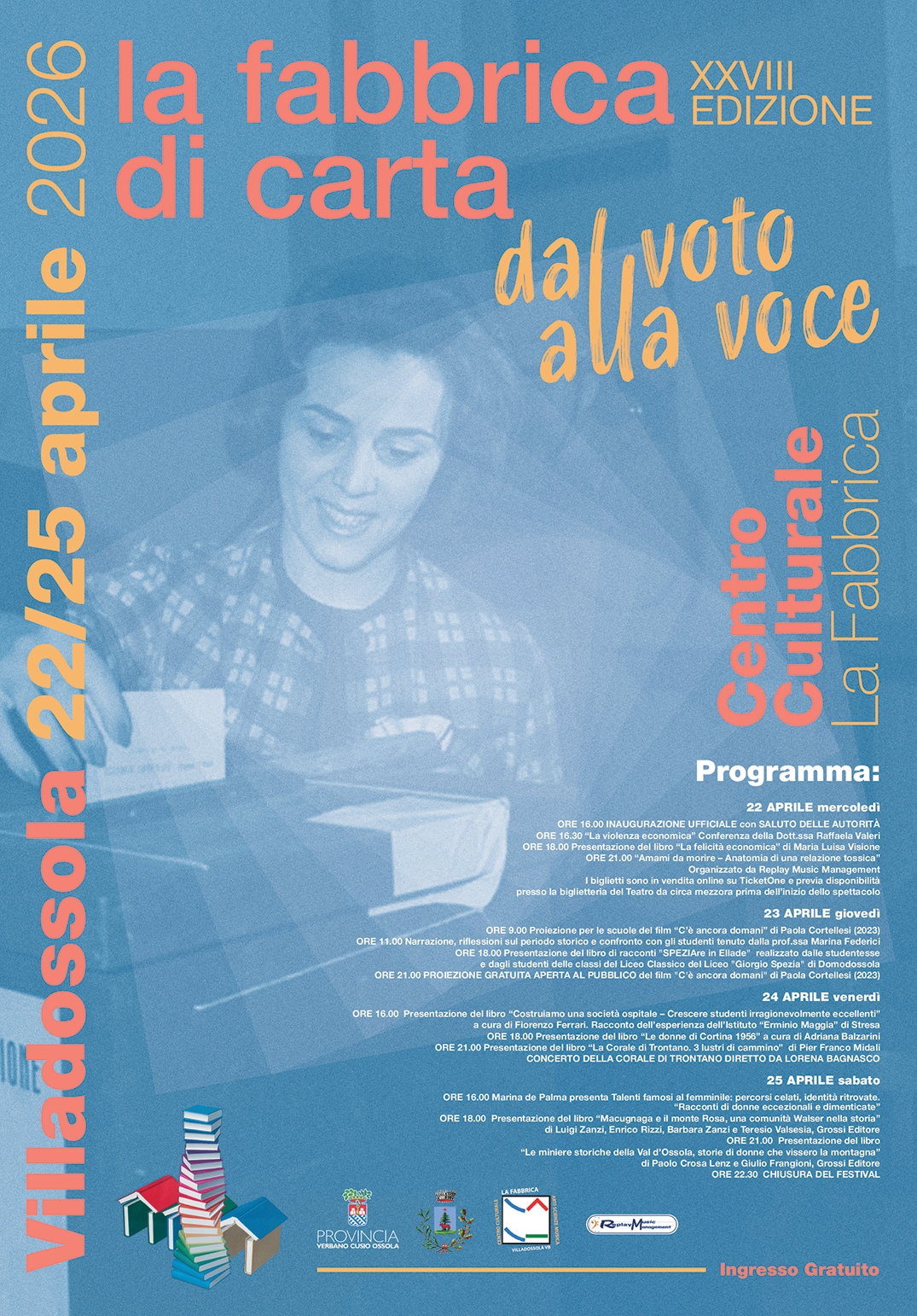 Donna che sta votando su sfondo blu