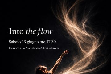 Ballerino vestito di nero sul palco