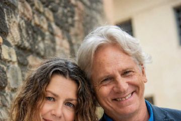Amanda Sandrelli e Giulio Scarpati a mezzo busto sorridenti guardano l'obiettivo