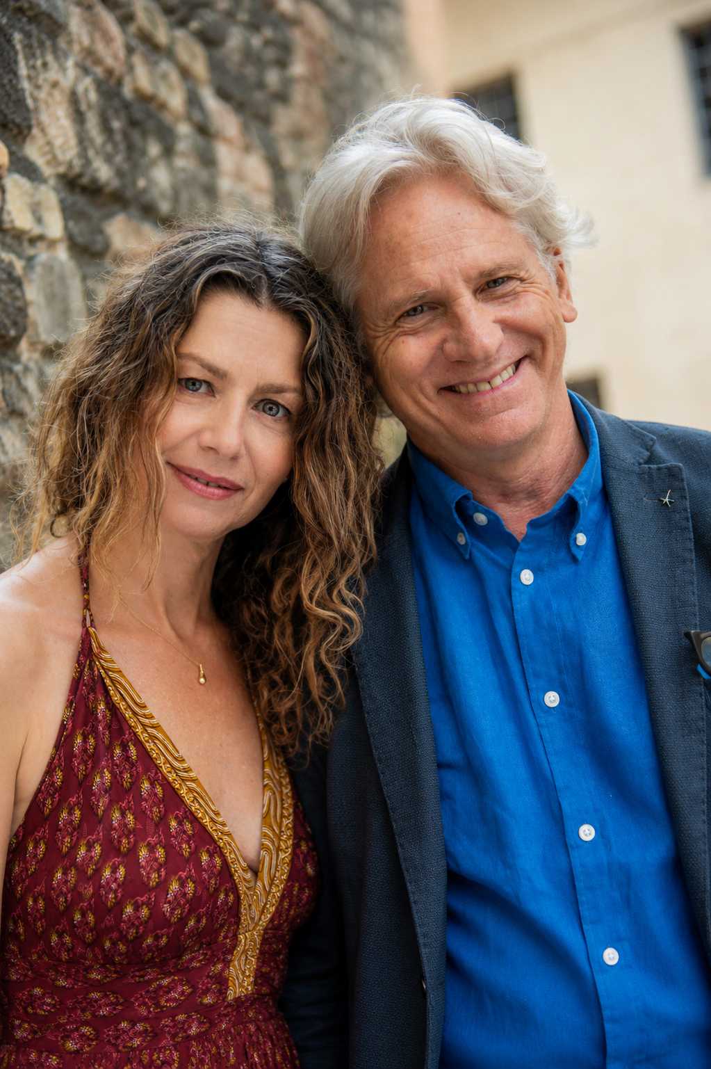 Amanda Sandrelli e Giulio Scarpati a mezzo busto sorridenti guardano l'obiettivo