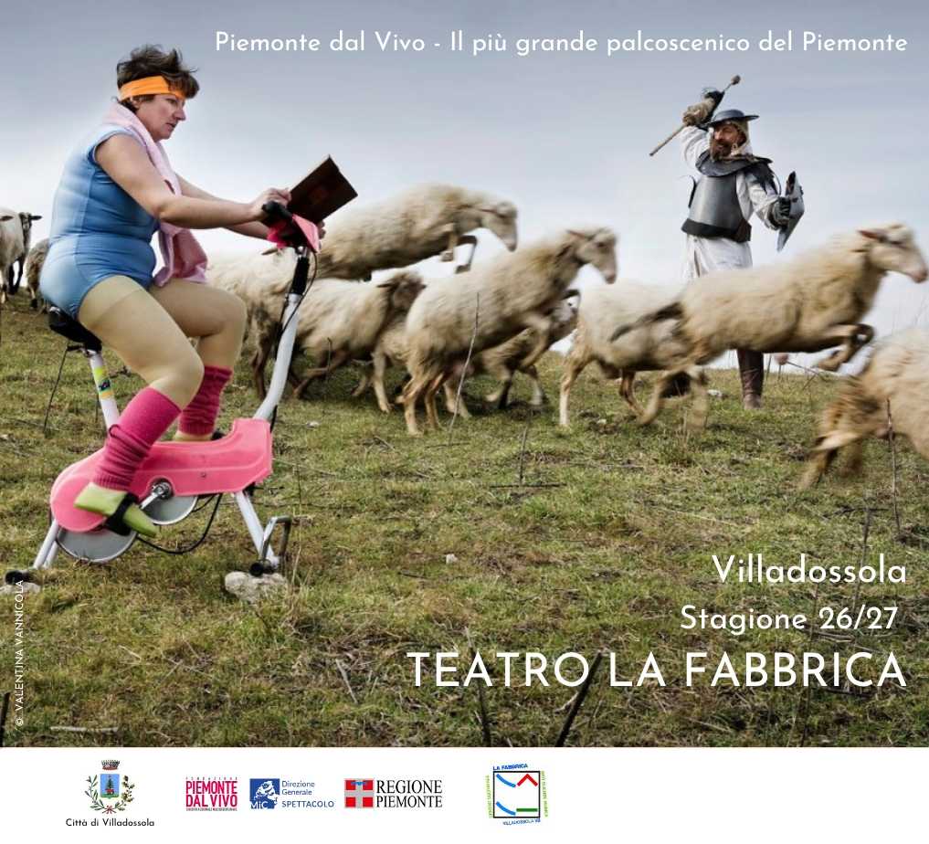 In un prato donna su cyclette con scaldamuscoli pedala su di una cyclette leggendo un libro poggiato sul manubrio. Sullo sfondo un gregge di pecore e un cavaliere con armatura