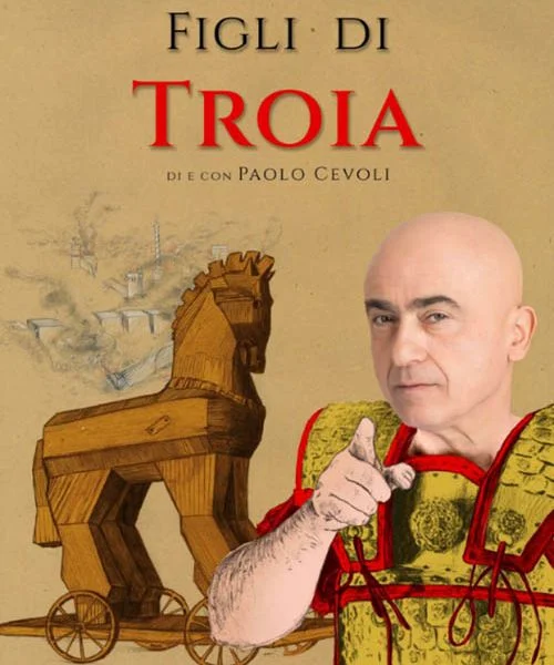 Paolo Cevoli con armatura punta il dito verso lo spettatore, sullo sfondo un cavallo di Troia e la città cinta da mura