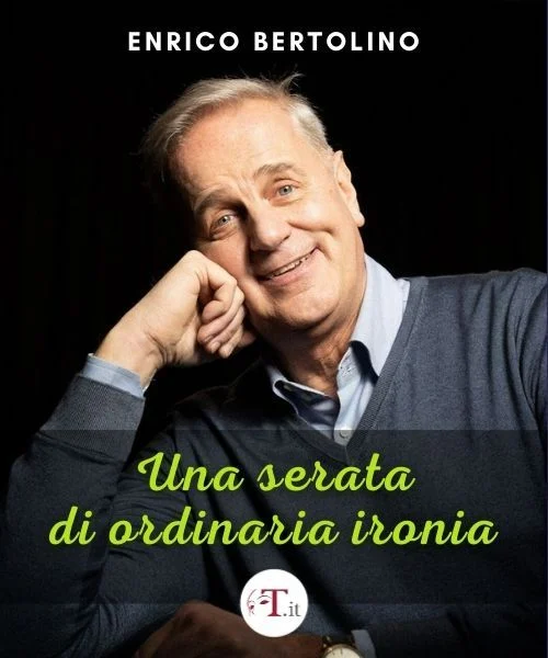 Enrico Bertolino sorride rivolto allo spettatore in una postura rilassata