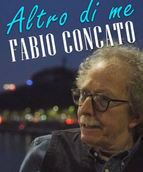 Fabio Concato sullo sfondo un paesaggio serale di mare con luci 