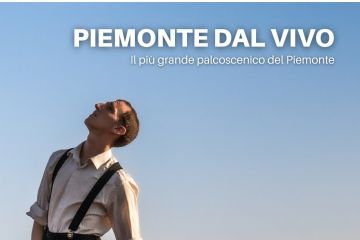 uomo con sedia guarda al cielo in mezzo ad un campo